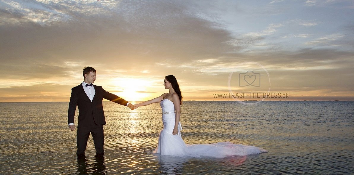 Trash The Dress. Bryllupsfotograf i Danmark.  Fotograf på stranden. Brudekjolen i havet. Romantisk oplevelse for nygifte.